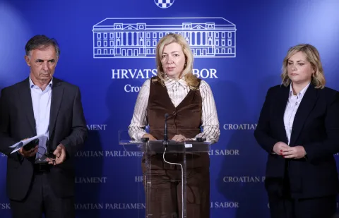 Zagreb, 24.09.2025 - Konferencija za medije Kluba zastupnika SDSS-a na temu: "Afrička svinjska kuga: specijalni rat ili izbjegavanje odgovornosti". Na slici Milorad Pupovac, Dragana Jeckov, Anja &Scaron;impraga.foto HINA/ Damir SENČAR/ ds