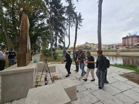 VINKOVCIIz Borova Sela, od groba Martine &Scaron;tefančić, črtverogodi&scaron;njakinje ubijene u roditeljskoj kući u tom mjestu početkom 90-ih, i spomen-obilježja 12 hrvatskih redarstvenika ubijenih 1991. godine, krenulo je 6. humanitarno hodoča&scaron;će "Putovima vjere ratnika &ndash; od Vukovara stazama Bljeska i Oluje", koje organizira Humanitarna udruga "Branitelj pomaže branitelju", a na svom putu zastali su i u Vinkovcima.rujan 2025.