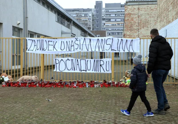 Zagreb.23.12.2024. - U zagrebačkoj osnovnoj školi Prečko građani se i dalje okupljaju i pale svijeće. foto HINA/ Tomislav Pavlek/ tp