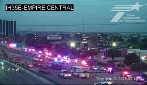 Tri osobe su u srijedu ranjene u uredu savezne Imigracijske i carinske službe (ICE) u Dallasu, objavili su lokalni mediji.