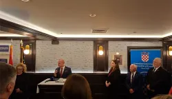 Zagreb, 22.9.2025. - Hrvatska vlada aktivno radi na odnosu sa zajednicom Hrvata diljem svijeta, od kojih je zajednica u SAD-u jedna od jačih, rekao je u New Yorku ministar vanjskih poslova Gordan Grlić Radman, podsjetivši da se u Senatu čeka ratifikacija Sporazuma o izbjegavanju dvostrukog oporezivanja i da se oko toga zajedno moraju potruditi. foto HINA/ MVEP/ ml