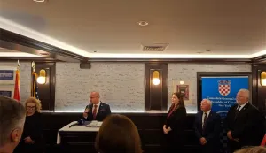 Zagreb, 22.9.2025. - Hrvatska vlada aktivno radi na odnosu sa zajednicom Hrvata diljem svijeta, od kojih je zajednica u SAD-u jedna od jačih, rekao je u New Yorku ministar vanjskih poslova Gordan Grlić Radman, podsjetivši da se u Senatu čeka ratifikacija Sporazuma o izbjegavanju dvostrukog oporezivanja i da se oko toga zajedno moraju potruditi. foto HINA/ MVEP/ ml