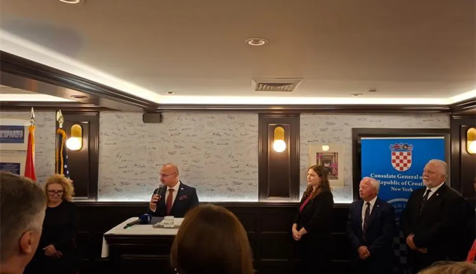 Zagreb, 22.9.2025. - Hrvatska vlada aktivno radi na odnosu sa zajednicom Hrvata diljem svijeta, od kojih je zajednica u SAD-u jedna od jačih, rekao je u New Yorku ministar vanjskih poslova Gordan Grlić Radman, podsjetivši da se u Senatu čeka ratifikacija Sporazuma o izbjegavanju dvostrukog oporezivanja i da se oko toga zajedno moraju potruditi. foto HINA/ MVEP/ ml