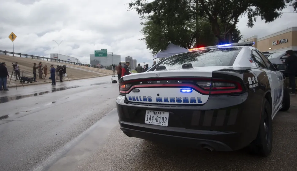 epa12402429 A Dallas Police car parked outside a press conference following a shooting at the United States Immigration and Customs Enforcement (ICE) Field Office, in Dallas, Texas, USA, 24 September 2025. At least two people were killed, the Dallas Police confirmed. According to the US Homeland Security secretary, the shooter also died from 'a self-inflicted gunshot wound' EPA/DANIEL MCGREGOR HUYER