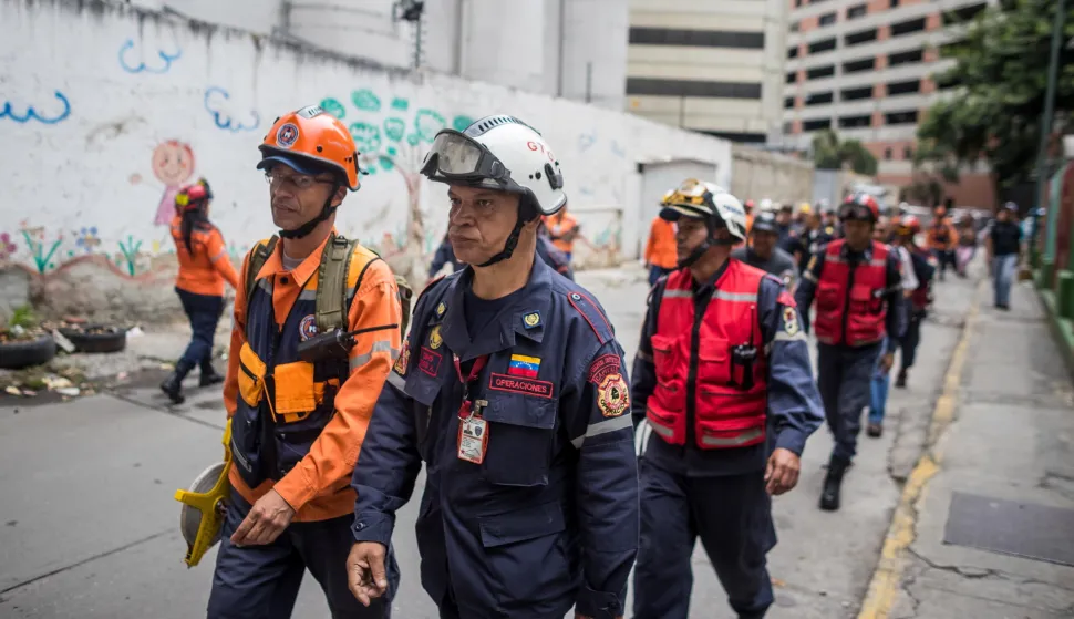 epa06964936 Firemen and members of Civil Protection (PC) remain at the vicinity of the David's Tower, affected by yesterday's earthquake, in Caracas, Venezuela, 22 August 2018. An aftershock registering 5.7 has hit the same region following the 6.9 earthquake on 21 August. EPA/Miguel GutiAŠrrez