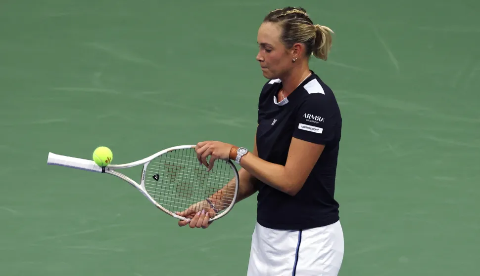 epa12332352 Donna Vekic of Croatia reacts after losing a point against Coco Gauff of the US during the second round of the US Open Tennis Championships at the USTA Billie Jean King National Tennis Center in Flushing Meadows, New York, USA, 28 August 2025. The US Open tournament runs from 24 August through 07 September. EPA/BRIAN HIRSCHFELD