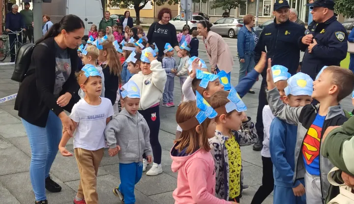 Mališani s policijomfoto: Marija Lešić Omerović