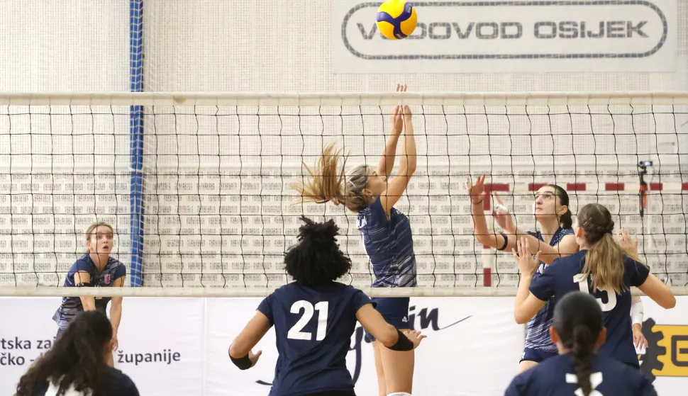 Osijek, 14. 09. 2025., Sportska dvorana Jug, Međunarodni turnir, Trofej Osijek, ŽOK Osijek - MAV Elore Foxconn (MAĐ), odbojkašice SNIMIO BRUNO JOBST