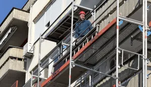 Osijek, 04. 04. 2025., Ulica Hrvatske republike, skela, skele, posavljanje, postavljanje skele, energetska obnova, radovi, fasada, građevinarstvo, ilustracijaBRUNO JOBST