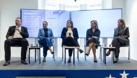 Zagreb, 26.09.2025 - U organizaciji Ureda Europskog parlamenta u Hrvatskoj održana je panel-rasprava "Europska proizvodnja i borba protiv nestašice lijekova" na kojoj su sudjelovali ministrica zdravstva Irena Hrstić, zastupnik u Europskom parlamentu, izvjestitelj za novi zakon o kritičnim lijekovima Tomislav Sokol, predsjednica Hrvatske ljekarničke komore Ana Soldo, predsjednica HUP – Udruge proizvođača lijekova Ana Gongola i voditeljica Odsjeka za dostupnost lijekova, Agencija za lijekove i medicinske proizvode Ana Kontek. Na slici Tomislav Sokol, Irena Hristić, Ana Soldo, Ana Gongola, Ana Kontek. foto HINA/ Damir SENČAR/ ds