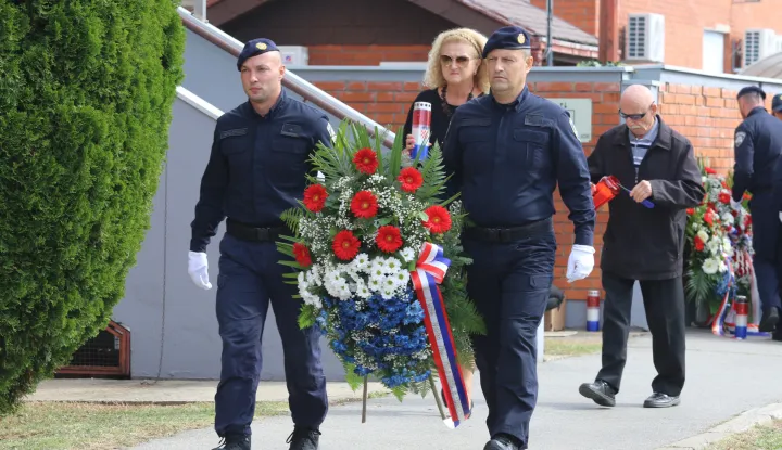 Osijek, 26. 09. 2025, PU Osječko - Baranjska, spomen - obilježje. Vijenci u povodu Dana policije.snimio GOJKO MITIĆ