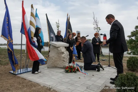  VUKOVAR - OTKRIVENO SPOMEN-OBILJEŽJE HRVATSKIM BRANITELJIMA DOMA TEHNIKE26. 9. 2025.