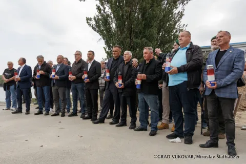  VUKOVAR - OTKRIVENO SPOMEN-OBILJEŽJE HRVATSKIM BRANITELJIMA DOMA TEHNIKE26. 9. 2025.