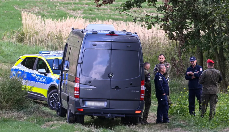 epa12384845 Police officers, soldiers and firefighters are deployed at the crash site of a Russian drone in the village of Stanislawka, Lublin Voivodeship, Poland, 17 September 2025. The wreckage of the 18th Russian drone was found on the edge of the village of Stanislawka, nearly 40 kilometres from the Polish-Ukrainian border, following the violation of the Polish airspace on the night of 09 to 10 September. EPA/WOJTEK JARGILO POLAND OUT