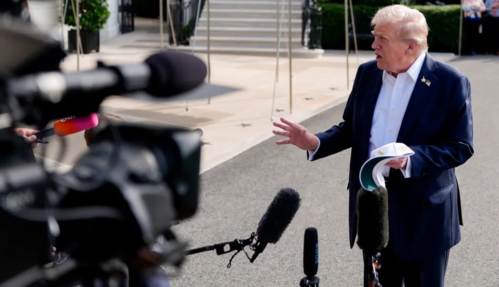 epa12407893 US President Donald Trump speaks to members of the media on the South Lawn of the White House before boarding Marine One in Washington, DC, USA, 26 September 2025. Trump's plan to impose a 100% tariff on branded drug imports was greeted with a shrug by many investors, who are betting his exemptions for companies with US manufacturing will soften any blow. EPA/KENT NISHIMURA/POOL