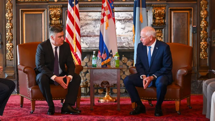 Zagreb, 26.9.2025. - Predsjednik Republike Zoran Milanović sastao se u petak u St. Paulu s guvernerom savezne američke države Minnesote Timothyjem Jamesom Walzom. Na fotografiji Zoran Milanović, Timothy James Walz. foto HINA/ Ured predsjednika Republike Hrvatske/Marko Beljan/ ml