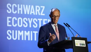 epa12407514 German Chancellor Friedrich Merz speaks during a visit to the Schwarz Ecosystem Summit in Berlin, Germany, 26 September 2025. EPA/CLEMENS BILAN