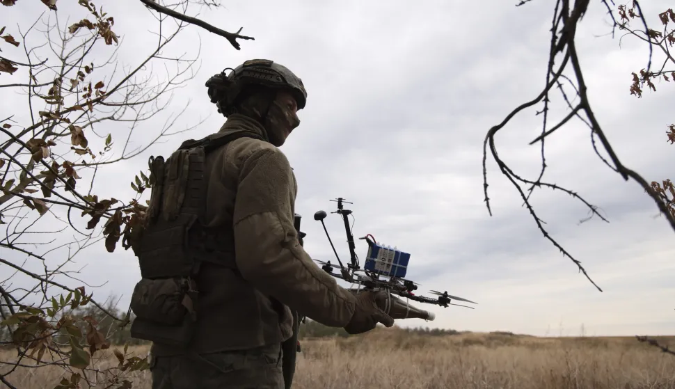 epa12407612 A picture made available on 26 September 2025 shows Ukrainian servicemen working with FPV drones at an undisclosed location near the frontline in the Zaporizhzhia region, Ukraine, 25 September 2025, amid the ongoing Russian invasion. EPA/OLEG MOVCHANIUK