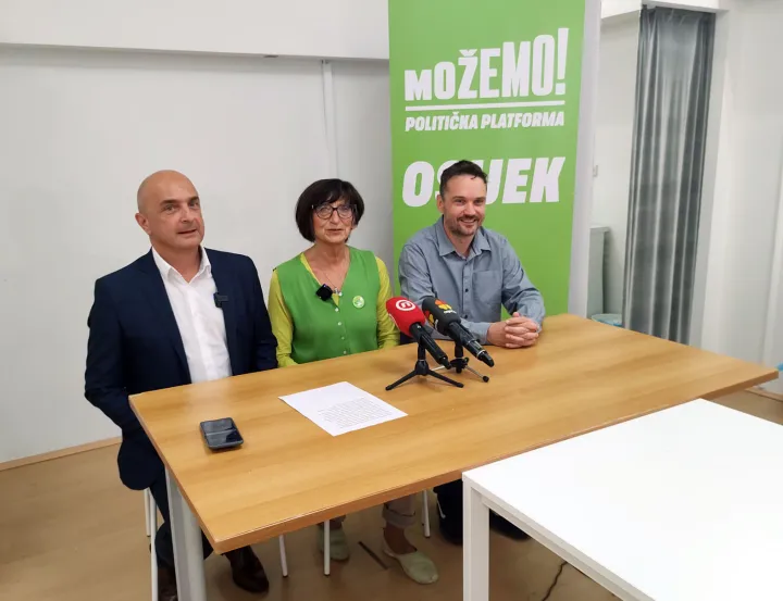 Možemo u subotu održala konferenciju za novinare na temu betonizacije obale Drave. Na slici s lijeva Gordan Bosanac, zastupnik stranke Možemo! u Europskom parlamentu, Katarina Kruhonja, predsjednica osječkog ogranka Platforme Možemo! i gradska vijećnica i Boris Kiš, gradski vijećnik Možemo