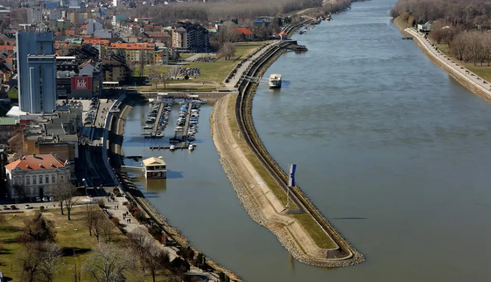 snimio Davor KIBEL,Osijek, 04.03.2017.  Osijek iz zraka, Zimska luka, pic luke, promenada, rijeka Drava