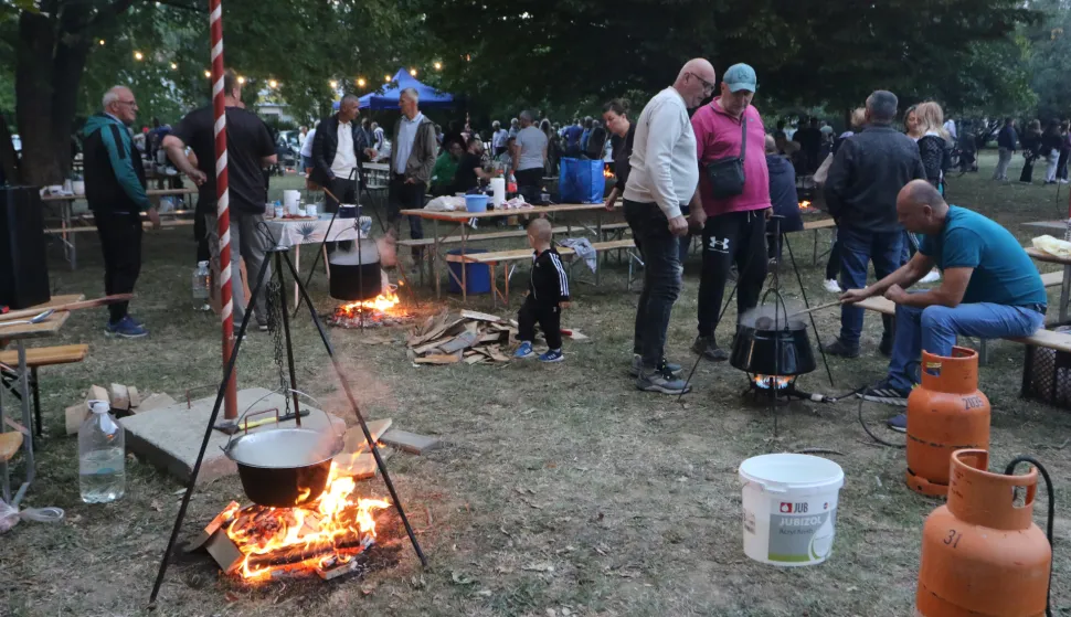 čepin, 27. 09. 2025, 24. Čepinski suncokreti, 2. dan, nastupi KUD-ova i kuhanje čobanca.snimio GOJKO MITIĆ