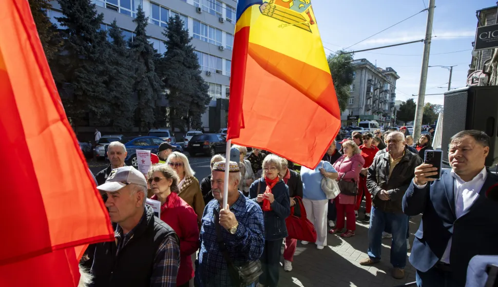 epa12407477 Supporters of the Patriotic Bloc protest in front of the Central Electoral Commission (CEC) in Chisinau, Moldova, 26 September 2025. By the decision of the Central Court of Appeal on 25 September 2025, the activity of the political party Republican Party 'Heart of Moldova,' part of the Electoral Bloc 'Patriotic of Socialists, Communists, Heart and Future of Moldova,' was limited. Moldova will hold parliamentary elections on 28 September 2025. EPA/DUMITRU DORU