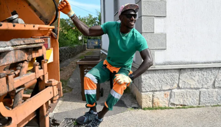 Na otoku Krku te&scaron;ko je ne primijetiti kamion za odvoz otpada na kojem radi Mamadou Abdoulaye Seydi, svima poznat kao Abi.