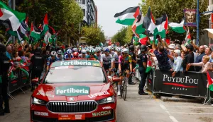 epa12351540 Protesters hold Palestinian flags during a gathering held during the 12th stage of the Spanish Cycling Vuelta in Laredo, Cantabria, Spain, 04 September 2025. The gathering, called by the platform Gernika-Palestine, protests against the presence of the Israel-Premier Tech cycling team in the competition due to the conflict in Gaza. EPA/Javier Lizon