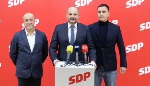 Zagreb, 28.09.2025. - Konferencija za medije SDP-a o alarmantnoj situaciji u hrvatskoj poljoprivredi i stočarstvuNa fotografiji Goran Kušec, Siniša Hajdaš Dončić, Oliver Martinić.foto HINA/ Edvard ŠUŠAK