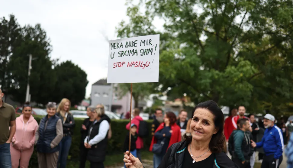 Zagreb, 28.9.2025. - U organizaciji roditelja, održava se prosvjed protiv nasilja u Dubravi, dva tjedna nakon što je skupina maloljetnika napala dječake koji su se družili na školskom igralištu OŠ Antuna Mihanovića. foto HINA/ Dario GRZELJ/ ml