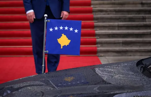 02 October 2024, Berlin: A standard with the flag of Kosovo is attached to the limousine of the President of the Republic of Kosovo, Osmani, as she drives up to Bellevue Palace for a meeting with Federal President Steinmeier. Photo: Bernd von Jutrczenka/dpa Photo: Bernd Von Jutrczenka/DPA