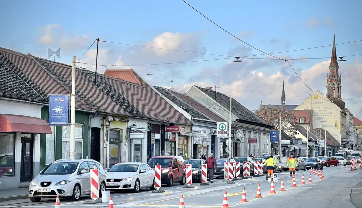 Osijek, 12. 12. 2022, Zupanijska ulica ulica, prometna guzva proteze se od Ulice Republike, jos se ukljucuju vozila iz Ruzine ulice, radoviSNIMIO BRUNO JOBST