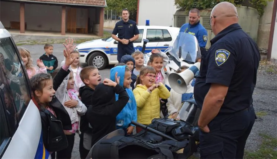 Gosti Interventne policije Policijske uprave požeško-slavonske u Kutjevu, bila su djeca dječjeg vrtića "Grozdić" iz Kutjeva
