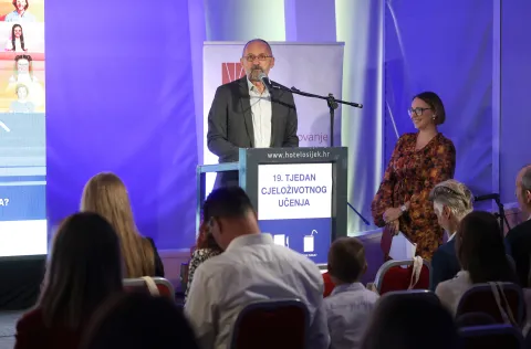 Osijek, 29. 09. 2025., Hotel Osijek, Tjedan cjeloživotnog učenja, otvorenje, gladni znanja, žedni znanja, Mile Živčić - Agencija za strukovno obrazovanje i obrazovanje odraslih SNIMIO BRUNO JOBST