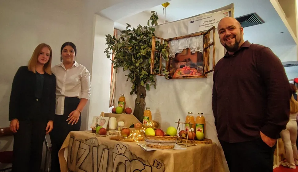 POREČ - RUJAN 2025. - Gabriela CAhun, Lucija Koprivica i Mirko Kufner na svom štandu u Poreču