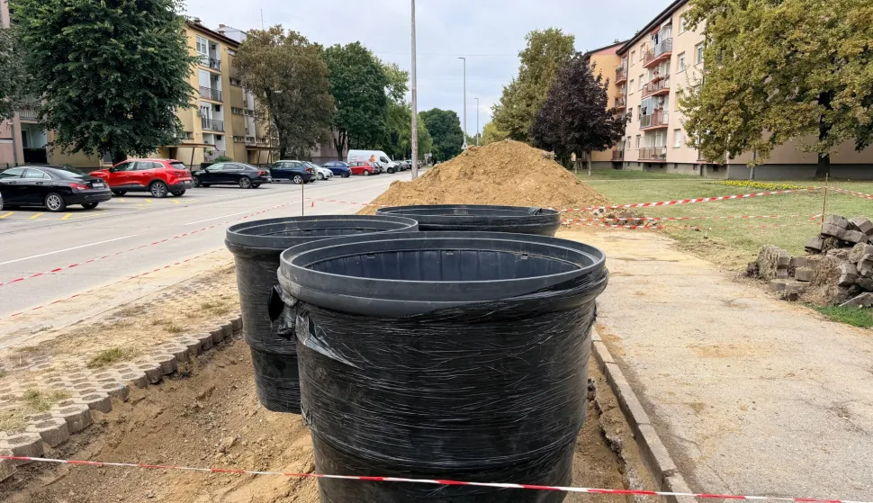 U Vinkovcima je danas započela ugradnja 43 polupodzemna spremnika za otpad na 14 lokacija u gradu, a koji će zamijeniti dosada&scaron;nje velike mobilne kontejnere.