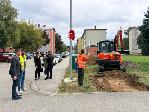U Vinkovcima je danas započela ugradnja 43 polupodzemna spremnika za otpad na 14 lokacija u gradu, a koji će zamijeniti dosada&scaron;nje velike mobilne kontejnere.