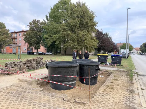 U Vinkovcima je danas započela ugradnja 43 polupodzemna spremnika za otpad na 14 lokacija u gradu, a koji će zamijeniti dosada&scaron;nje velike mobilne kontejnere.