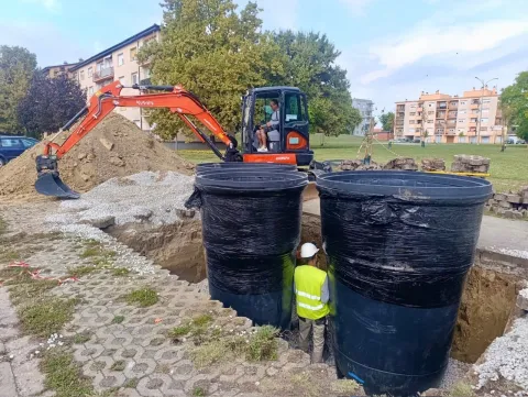 U Vinkovcima je danas započela ugradnja 43 polupodzemna spremnika za otpad na 14 lokacija u gradu, a koji će zamijeniti dosada&scaron;nje velike mobilne kontejnere.
