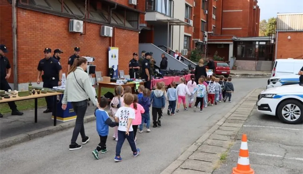 Plavci prvašićima dijele dobre savjete i poklone