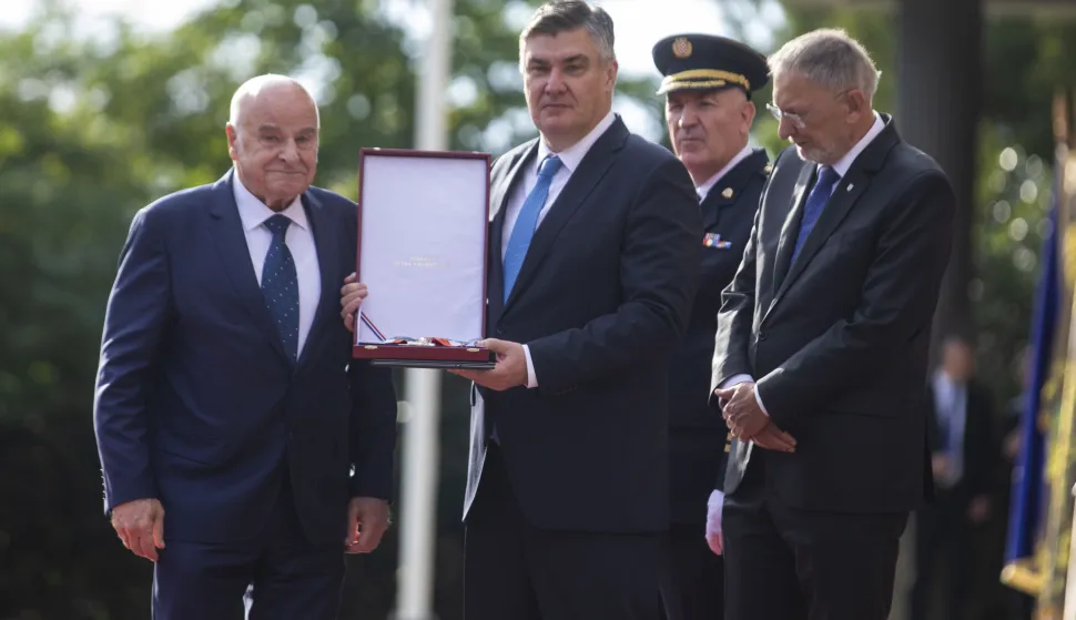 Bregana, 29.09.2025 - Predsjednik RH i vrhovni zapovjednik Oružanih snaga Republike Hrvatske Zoran Milanović upriličio je svečani prijam u povodu obilježavanja Dana policije na kojemu je uručio odlikovanja umirovljenim i djelatnim pripadnicima Ministarstva unutarnjih poslova te počasne činove. Na fotografiji Zooran Milanović. foto HINA/ Daniel KASAP/ dk