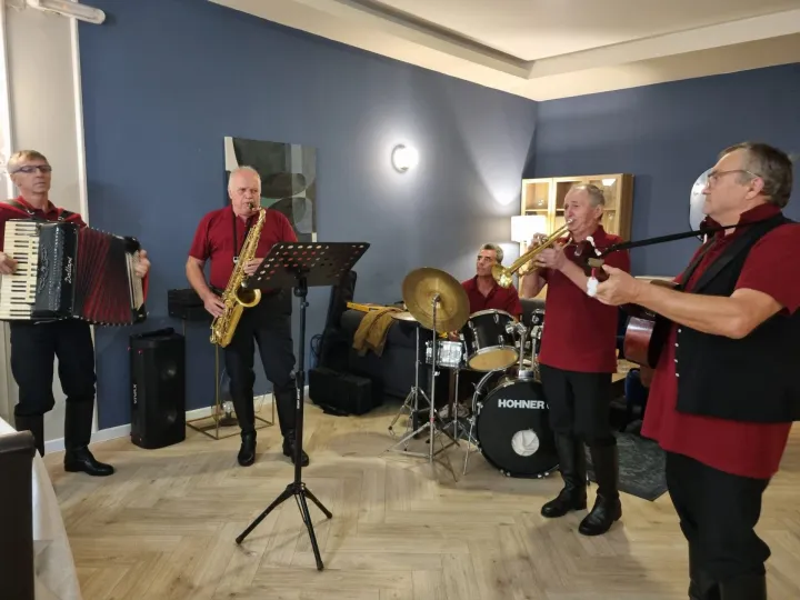 VINKOVCIMađarska zajednica u Vinkovcima, iako razmjerno mala, vrlo je aktivna u vinkovačkom društvenom životu, pa su tako održali svoj 10. susretrujan 2025.