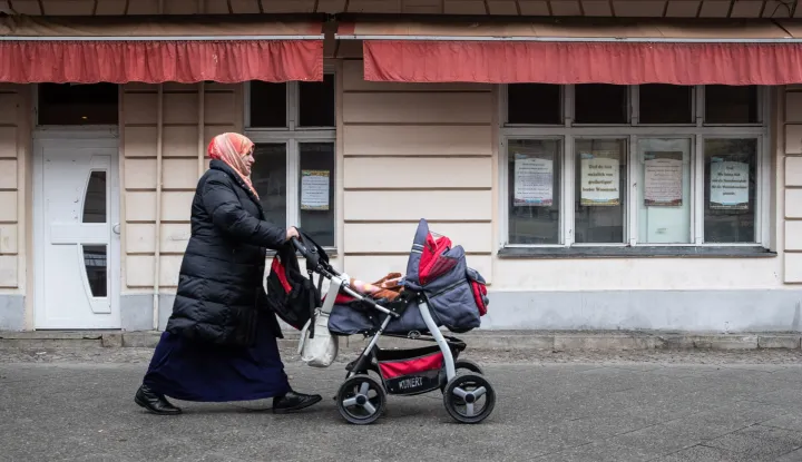 epa07238339 A woman walks in front of the As-Sahaba Mosque on the Torfstrasse in Berlin, Germany, 18 December 2018. According to police, detective officers searched the As-Sahaba mosque on the Torfstrasse and two or three apartments. The Mosque's Imam, 45, allegedly gives money to a jihadist fighters in Syria to purchase equipment for the commission of terrorist offenses, according to the prosecution. EPA/HAYOUNG JEON