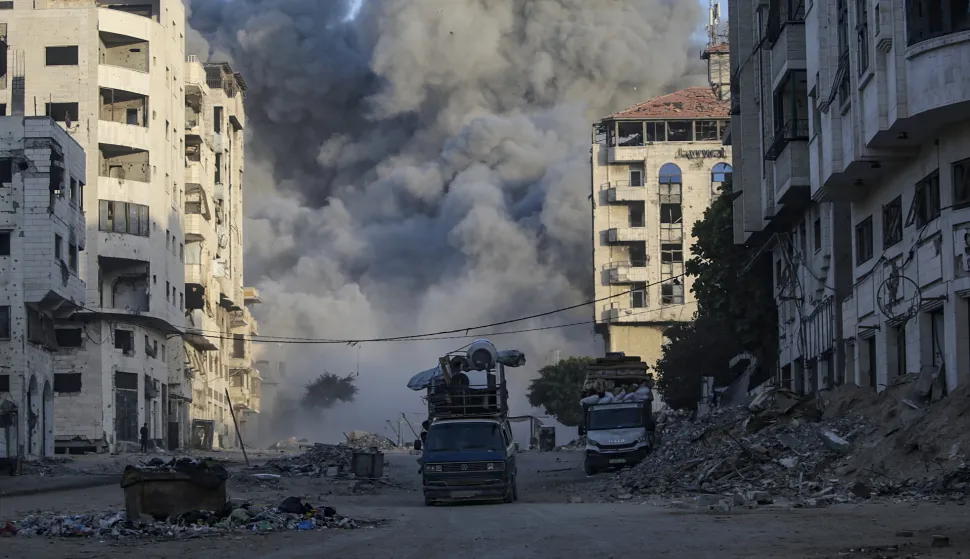 epa12413060 Smoke rises at Mecca Tower following an Israeli airstrike during an Israeli military operation in Gaza City, Gaza Strip, 28 September 2025. More than 66,000 Palestinians have been killed in the Gaza Strip since October 2023, according to the Palestinian Ministry of Health, and about 1,200 Israelis have been killed since the launch of an Israeli military campaign in response to a cross-border attack by Hamas on 07 October 2023. EPA/MOHAMMED SABER