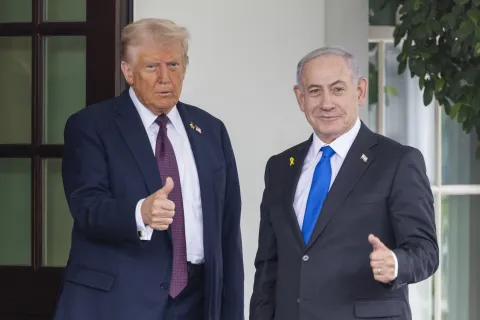 epa12414836 US President Donald Trump (L) welcomes Israeli Prime Minister Benjamin Netanyahu (R) to the White House in Washington, DC, USA, 29 September 2025. Trump is planning to press Netanyahu to accept a peace deal to end Israel's ongoing war in Gaza and for Hamas to free their remaining hostages. EPA/JIM LO SCALZO