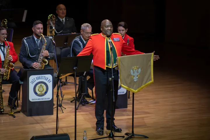 Jazz orkestar HV-a i britanski gosti oduševili Osječane