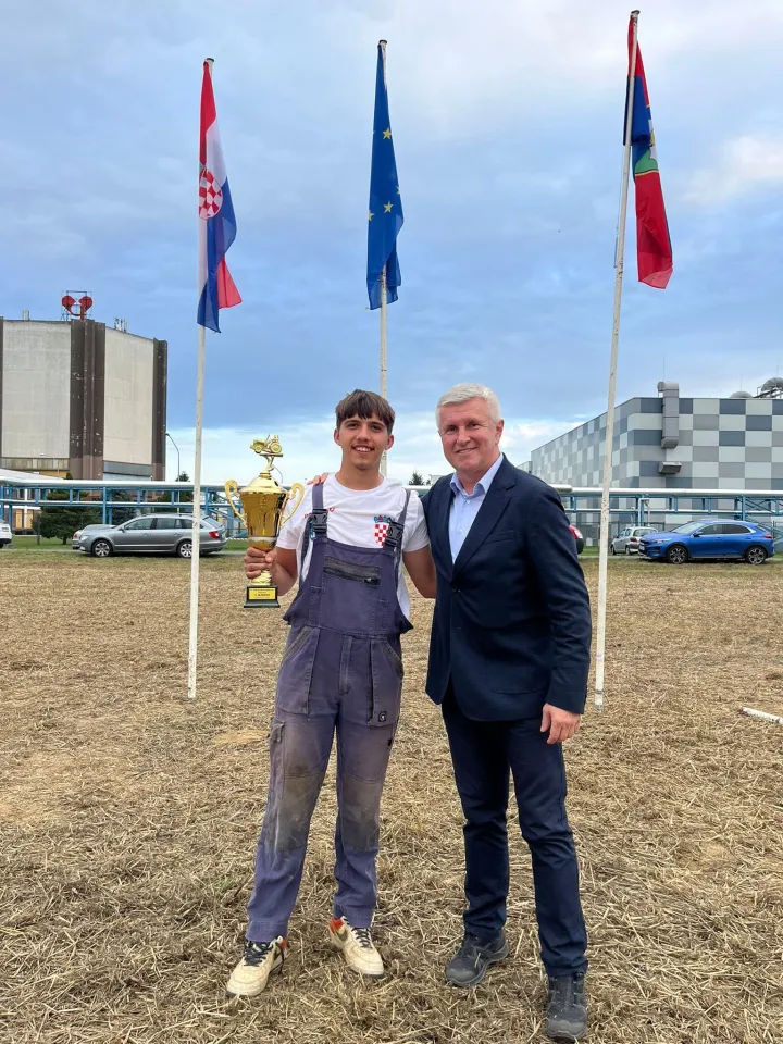 BERAKDavid Aleksa iz Berka je kao pobjednik županijskog natjecanja orača održanog u srpnju u Cerni nastavio uspje&scaron;an niz i na državnom natjecanju ostvario novi uspjeh. Naime, na 21. Natjecanju u oranju Republike Hrvatske u Koprivnici 19-godi&scaron;nji David je u kategoriji plugova ravnjaka zauzeo treće mjesto.2025.