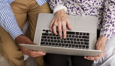 stariji ljudi internet prijevare ilustracijafreepik