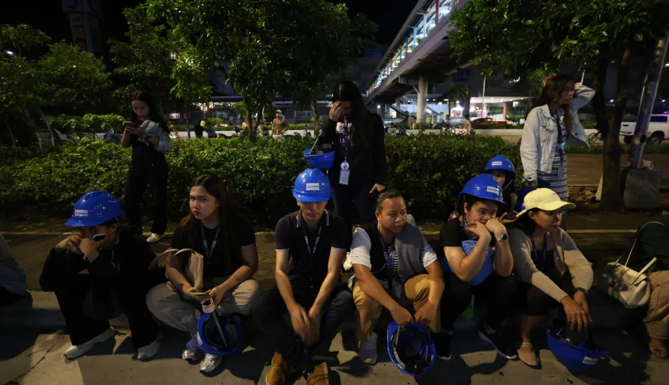 epa12418095 Filipino employees gather outside their office building after an earthquake in Ilo-Ilo city, Philippines, 30 September 2025. A magnitude 6.9 earthquake jolted Central Philippines according to the Philippine Institute of Volcanology and Seismology (Phivolcs). EPA/ARNOLD ALMACEN
