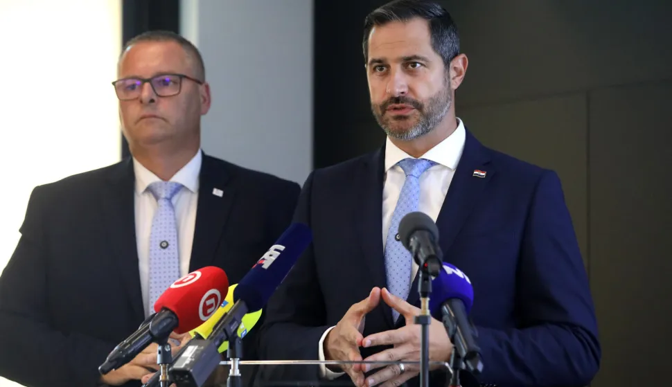 Zagreb, 03.09.2025 - Ministar turizma i sporta Tonči Glavina i direktor Hrvatske turističke zajednice Kristjan Staničić predstavili su rezultate turističkog prometa za srpanj i kolovoz te prvih osam mjeseci ove godine, stanje smještajnih kapaciteta te predstojeće promotivne aktivnosti. Na fotografiji Kristjan Staničić, Tonči Glavina.foto HINA/ Denis CERIĆ /dc